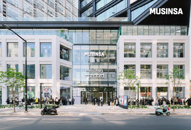 무신사에 따르면 무신사 메가스토어 성수가 오픈한 24일부터 26일까지 총 방문객 수는 4만2000여명을 기록했으며, 이 기간 매장에서 발생한 거래액은 약 9억원으로 집계됐다. /무신사