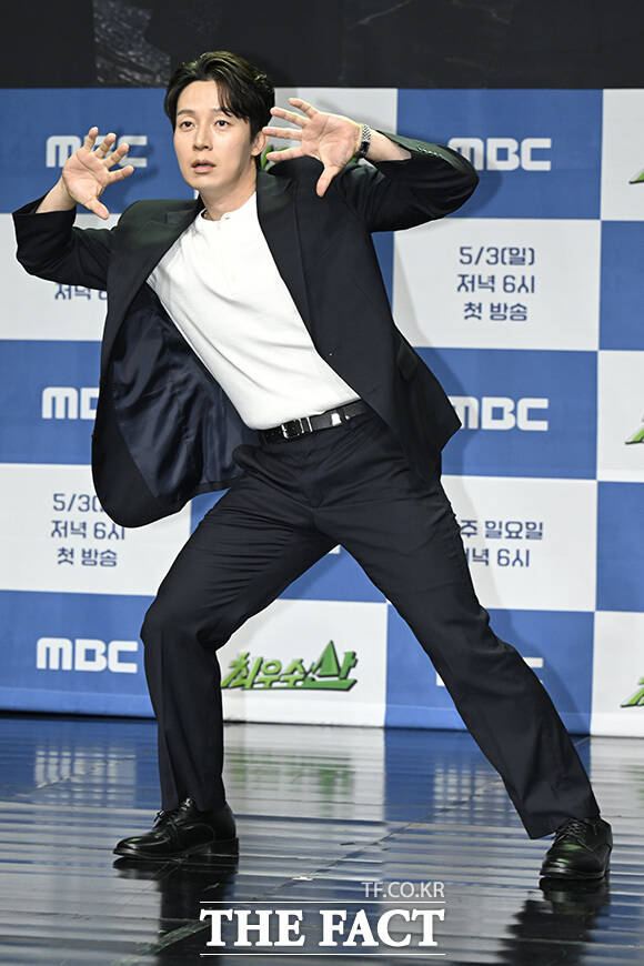 장동민이 포즈를 취하고 있다.