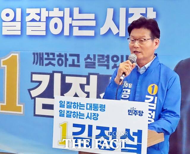김정섭 공주시장 후보가 28일 공주시 신관동 선거사무소에서 기자회견을 갖고 체육진흥정책을 주제로 한 10번째 정책공약을 발표하고 있다. /김형중 기자