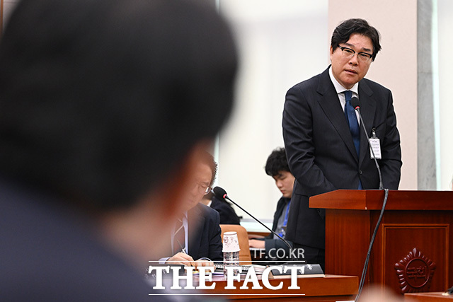 의원 질의에 답하는 김성태 전 쌍방울 회장.