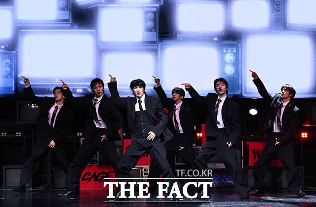 그룹 82메이저(82MAJOR)가 28일 서울 서대문구 신촌로 예스24 원더로크홀에서 열린 미니 5집 'FEELM(필름)' 발매 기념 쇼케이스에서 무대를 선보이고 있다. /이새롬 기자