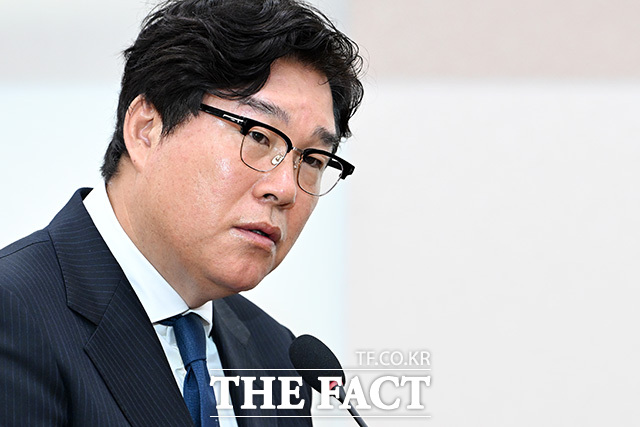 의원 질의에 답하는 김성태 전 쌍방울 회장.