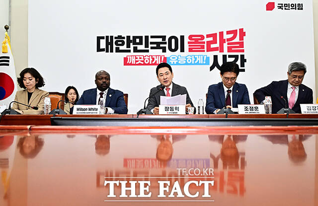 장동혁 국민의힘 대표가 28일 오후 서울 여의도 국회에서 열린 '아동청소년 SNS중독, 플랫폼의 보호책임 강화를 위한 긴급좌담회’에 참석해 기념사진 촬영을 하고 있다. 왼쪽부터 황성혜 구글코리아 대외협력정책실 부사장, 윌슨 화이트 구글 아시아태평양 공공정책 총괄 부사장, 장 대표, 조정훈 국민의힘 의원, 김장겸 의원, 최보윤 의원. /국회=배정한 기자