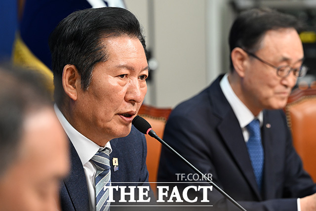 소상공인연합회 만나 정책과제 전달받은 정청래 더불어민주당 대표(앞줄 가운데).