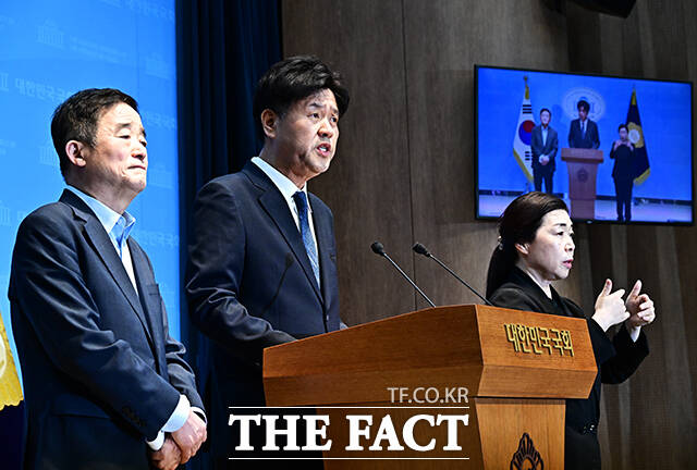 김용 전 민주연구원 부원장이 28일 오후 서울 여의도 국회 소통관에서 기자회견을 열고 재·보궐선거 공천 배제 관련 입장을 밝히고 있다. /국회=배정한 기자