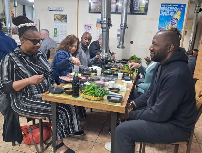 팸투어에 참가한 주한미군 험프리스 기지 사령부 관계자들이 울릉도 음식을 시식하고 있다. /울릉군