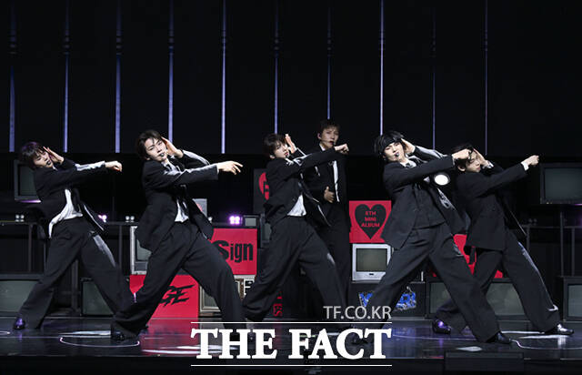 그룹 82메이저(82MAJOR)가 28일 서울 서대문구 신촌로 예스24 원더로크홀에서 열린 미니 5집 'FEELM(필름)' 발매 기념 쇼케이스에서 무대를 선보이고 있다. /이새롬 기자