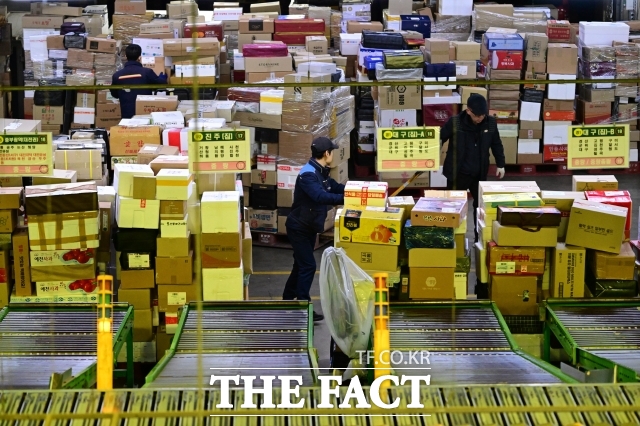 중동 사태 장기화에 따른 국제 유가 급등의 영향으로 편의점 국제택배 요금이 인상된다. 사진은 서울 광진구 동서울우편물류센터 모습. 기사 내용과 무관. /남윤호 기사