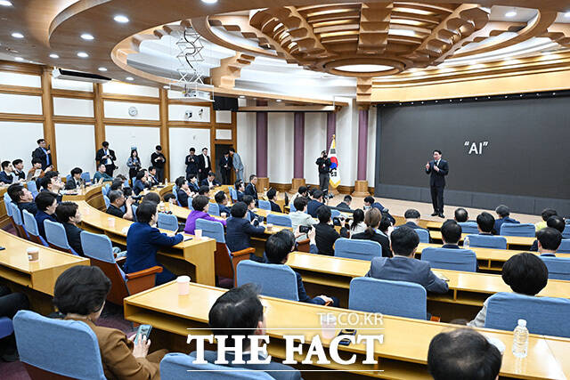 '미·중 AI 기술 패권 경쟁 속 대한민국 성장전략' 주제로 강연하는 최태원 대한상의 회장.