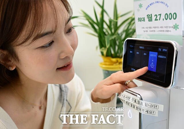 28일 서울 양천구 세라젬 웰라운지 목동직영점을 찾은 고객이 알칼리 이온수 생성기 '세라젬 밸런스'를 체험하고 있다.