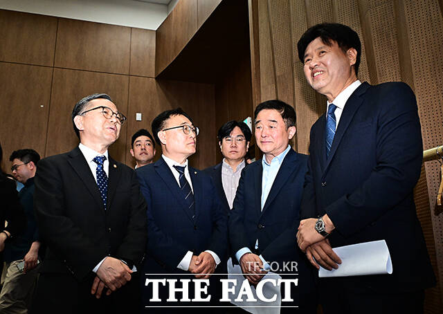 김용 전 민주연구원 부원장이 28일 오후 서울 여의도 국회 소통관에서 기자회견을 열고 재·보궐선거 공천 배제 관련 입장을 밝히고 있다. /국회=배정한 기자
