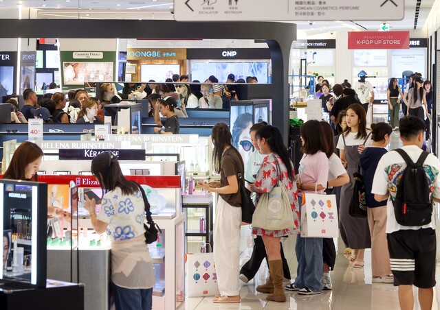 한·중·일 황금연휴가 겹치는 '초대형 쇼핑 성수기'를 맞아 유통업계가 외국인 관광객 유치와 내수 공략을 위한 총공세에 나섰다. 사진은 신세계면세점 명동점. /신세계면세점