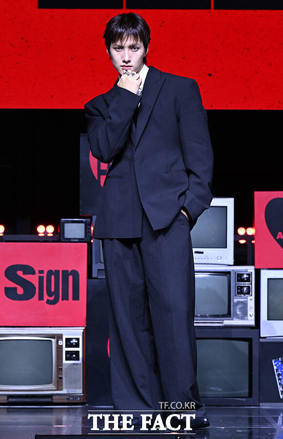 그룹 82메이저(82MAJOR) 윤예찬, 김도균, 남성모, 박석준, 황성빈, 조성일(왼쪽부터)이 28일 서울 서대문구 신촌로 예스24 원더로크홀에서 열린 미니 5집 'FEELM(필름)' 발매 기념 쇼케이스에 참석해 포즈를 취하고 있다. /이새롬 기자