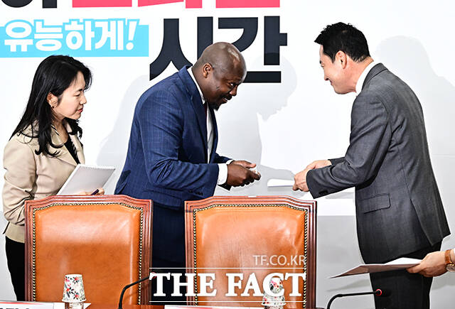 장동혁 국민의힘 대표가 28일 오후 서울 여의도 국회에서 열린 '아동청소년 SNS중독, 플랫폼의 보호책임 강화를 위한 긴급좌담회’에 참석해 기념사진 촬영을 하고 있다. 왼쪽부터 황성혜 구글코리아 대외협력정책실 부사장, 윌슨 화이트 구글 아시아태평양 공공정책 총괄 부사장, 장 대표, 조정훈 국민의힘 의원, 김장겸 의원, 최보윤 의원. /국회=배정한 기자