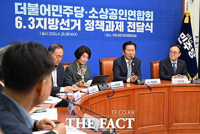 소상공인연합회 만나 정책과제 전달받은 정청래 더불어민주당 대표(앞줄 가운데).