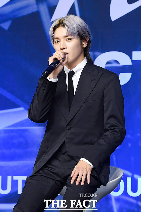 그룹 NCT 태용이 5월 18일 첫 솔로 정규앨범 'WYLD'로 컴백한다. 사진은 태용이 2023년 10월 6일 서울 영등포구 콘래드 서울 호텔에서 열린 NCT127의 다섯 번째 정규앨범 'Fact Check' 발매 기념 기자간담회에 참석한 모습이다./더팩트DB