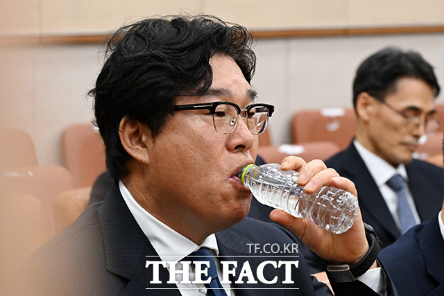 의원 질의에 답하는 김성태 전 쌍방울 회장.