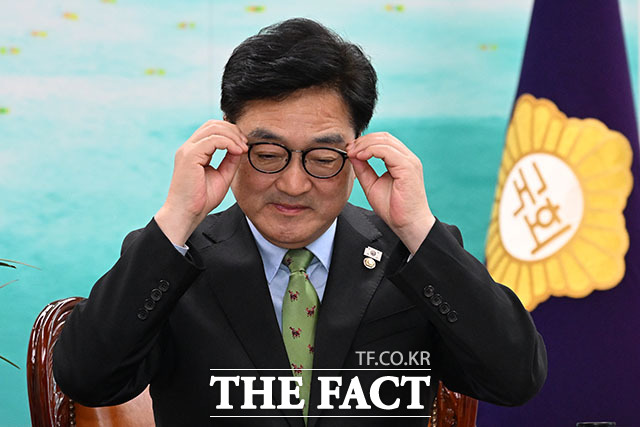 우원식 국회의장이 28일 오후 서울 여의도 국회에서 열린 제3차 개헌 연석회의에 참석해 발언하고 있다.