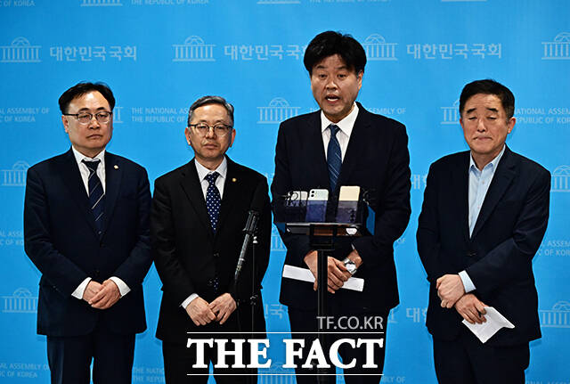 김용 전 민주연구원 부원장이 28일 오후 서울 여의도 국회 소통관에서 기자회견을 열고 재·보궐선거 공천 배제 관련 입장을 밝히고 있다. /국회=배정한 기자