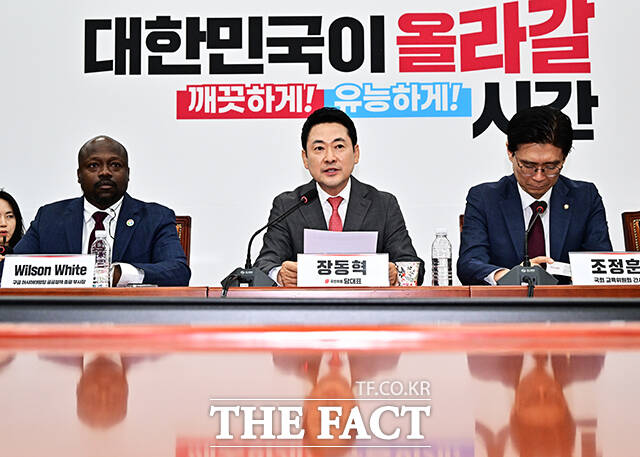 장동혁 국민의힘 대표가 28일 오후 서울 여의도 국회에서 열린 '아동청소년 SNS중독, 플랫폼의 보호책임 강화를 위한 긴급좌담회’에 참석해 기념사진 촬영을 하고 있다. 왼쪽부터 황성혜 구글코리아 대외협력정책실 부사장, 윌슨 화이트 구글 아시아태평양 공공정책 총괄 부사장, 장 대표, 조정훈 국민의힘 의원, 김장겸 의원, 최보윤 의원. /국회=배정한 기자