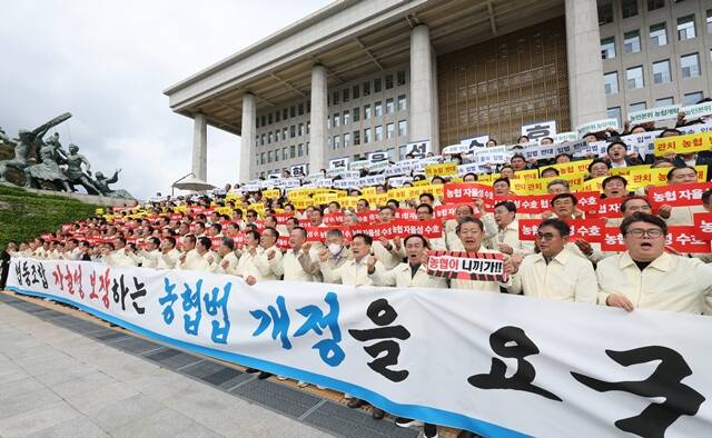 전국 농축협 조합장과 농민들이 28일 오전 서울 여의도 국회에서 농협 자율성 수호 농민공동선언식을 열고 농협법 개정과 관련한 입장을 밝히고 있다. /농협중앙회