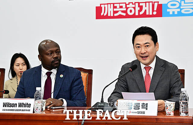 장동혁 국민의힘 대표가 28일 오후 서울 여의도 국회에서 열린 '아동청소년 SNS중독, 플랫폼의 보호책임 강화를 위한 긴급좌담회’에 참석해 기념사진 촬영을 하고 있다. 왼쪽부터 황성혜 구글코리아 대외협력정책실 부사장, 윌슨 화이트 구글 아시아태평양 공공정책 총괄 부사장, 장 대표, 조정훈 국민의힘 의원, 김장겸 의원, 최보윤 의원. /국회=배정한 기자