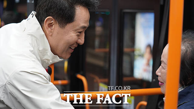 오세훈 국민의힘 서울시장 후보가 28일 오전 '새벽동행 자율주행버스'에 탑승해 한 시민과 대화하고 있다. /오세훈 캠프