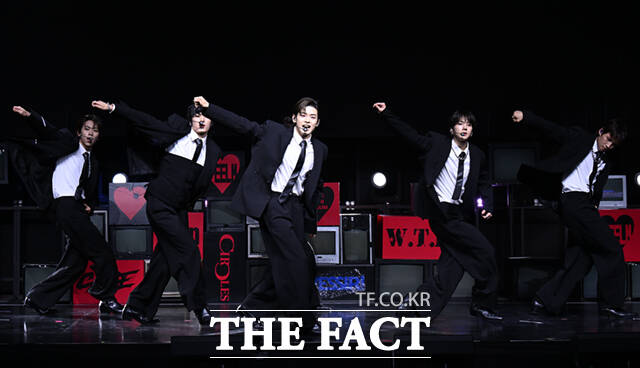 그룹 82메이저(82MAJOR)가 28일 서울 서대문구 신촌로 예스24 원더로크홀에서 열린 미니 5집 'FEELM(필름)' 발매 기념 쇼케이스에서 무대를 선보이고 있다. /이새롬 기자