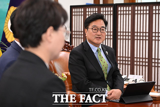 우원식 국회의장이 28일 오후 서울 여의도 국회에서 열린 제3차 개헌 연석회의에 참석해 발언하고 있다.