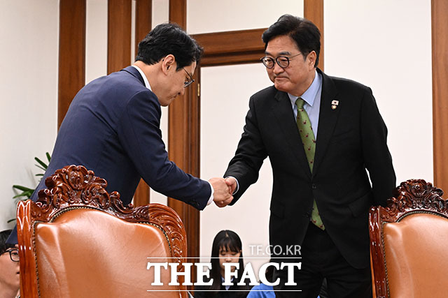 우원식 국회의장이 28일 오후 서울 여의도 국회에서 열린 제3차 개헌 연석회의에 참석해 발언하고 있다.