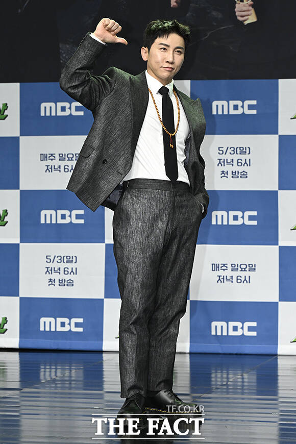 장동민이 포즈를 취하고 있다.