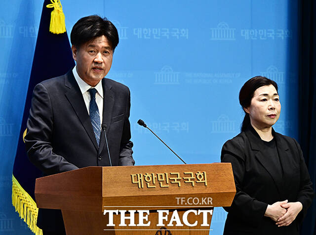 김용 전 민주연구원 부원장이 28일 오후 서울 여의도 국회 소통관에서 기자회견을 열고 재·보궐선거 공천 배제 관련 입장을 밝히고 있다. /국회=배정한 기자
