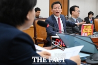  서영교 위원장에게 항의하는 김형동 간사 [포토]