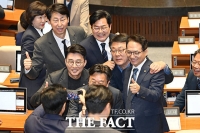  '모두 함께 치즈!'...정들었던 동료들과 마지막 인사 나누는 민주당 지선 후보들 [TF사진관]