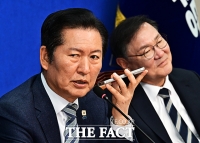  공약 제안한 시장 상인과 통화하는 정청래 대표 [포토]