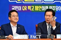  시장 상인에게 불편사항 직접 물어보는 정청래 대표 [포토]