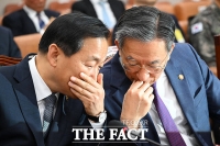  대화 나누는 이두희 국방부 차관-정성호 법무부 장관 [포토]