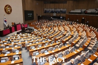  통일부 장관 해임 건의안 발언하는 김건 의원…비어있는 여당석 [포토]