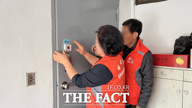 서산시 해미면 지역사회보장협의체 위원들이 청각장애인 어르신 가정을 방문해 초인종 불빛 알림 장치를 설치하고 있다. /서산시