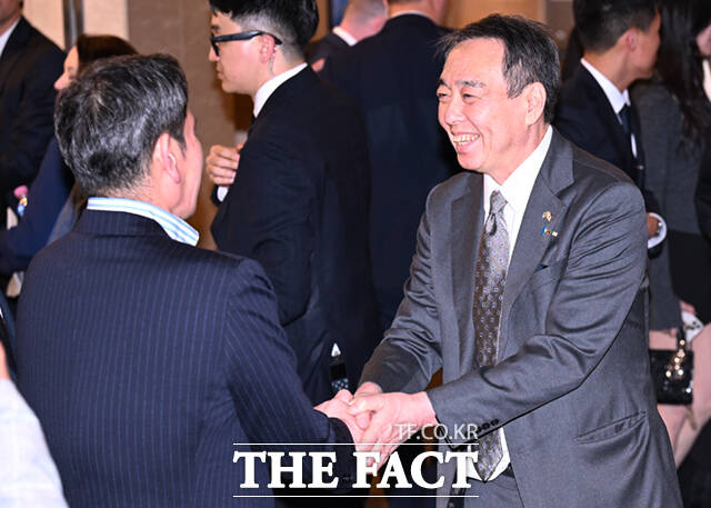 미즈시마 고이치 주한 일본대사가 29일 오후 서울 송파구 롯데콘서트홀에서 열린 정용진 신세계그룹 회장의 배우자 한지희 씨의 데뷔 앨범 발매 기념 공연에 참석해 정용진 신세계그룹 회장과 인사하고 있다. /이새롬 기자