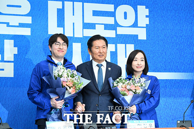 '대통령의 입' 전은수 전 청와대 대변인과 인사 나누는 정청래 더불어민주당 대표(왼쪽). 오른쪽은 하정우 전 청와대 AI미래기획수석.