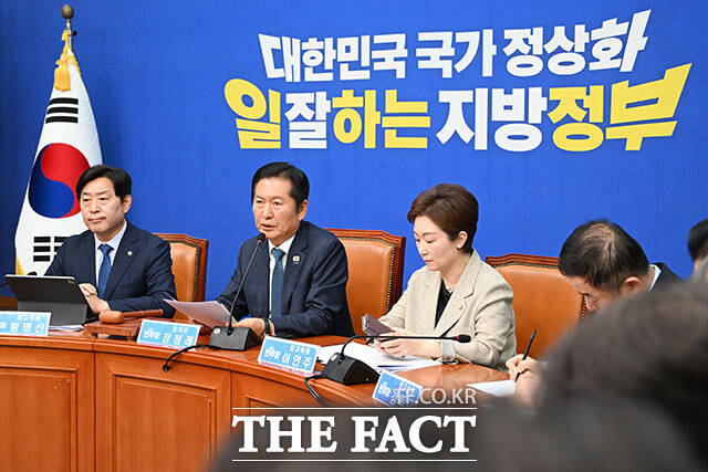 최고위원회의에서 모두발언하는 정 대표(왼쪽 두 번째).