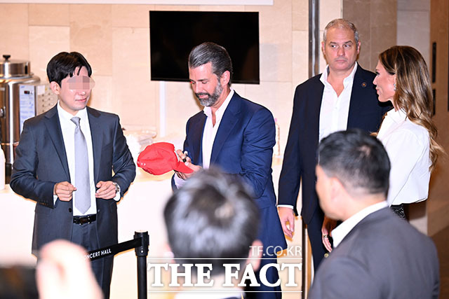 트럼프 이름이 적힌 빨간 'MAGA' 모자 발견하고 발걸음 돌리는 트럼프 주니어.