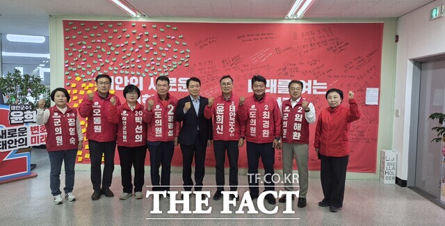 6·3 지방선거 국민의힘 태안군 예비후보자들이 서산·태안 당원협의회 성일종 위원장(가운데)과 함께 원팀 통합선대위를 출범 하기로 합의를 한 후 윤희신 태안군수 예비후보 선거사무소에서 기념 촬영을 하고 있다. /윤희신 태안군수 예비후보 선거사무소