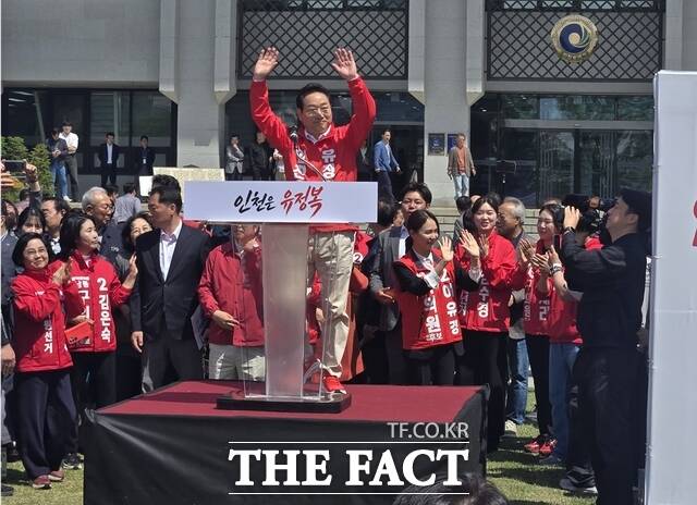 유정복 국민의힘 인천시장 예비후보가 29일 시청 애뜰광장에서 6·3 지방선거 출마를 선언한 뒤 필승을 다짐했다. /인천=김재경 기자
