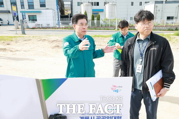이응우 계룡시장이 지난 28일 계룡지식산업센터 예정지를 방문해 건립 현황에 대해 점검하고 있다. /정예준 기자