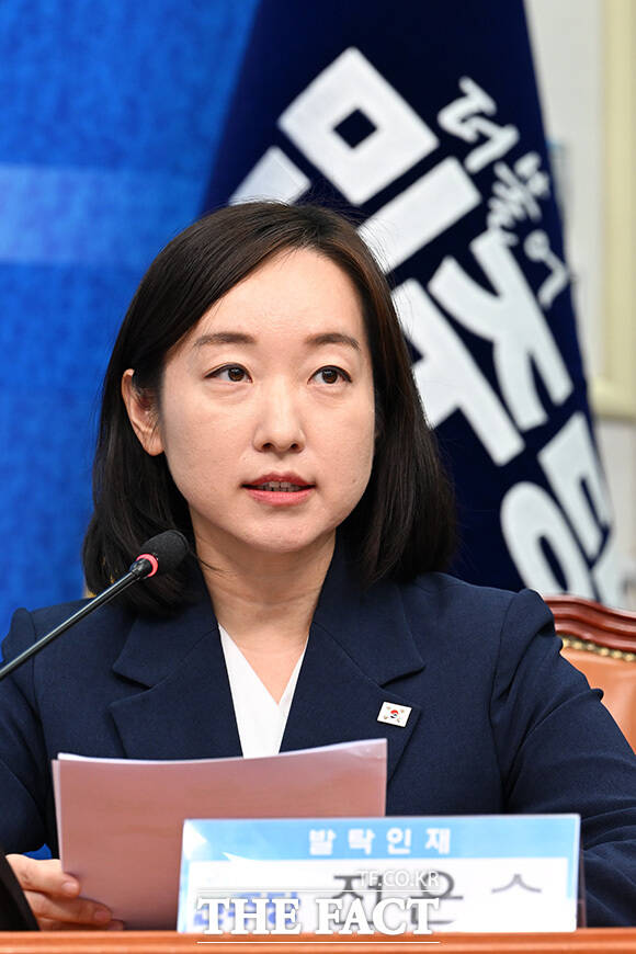 '대통령의 입' 전은수 전 청와대 대변인과 인사 나누는 정청래 더불어민주당 대표(왼쪽). 오른쪽은 하정우 전 청와대 AI미래기획수석.