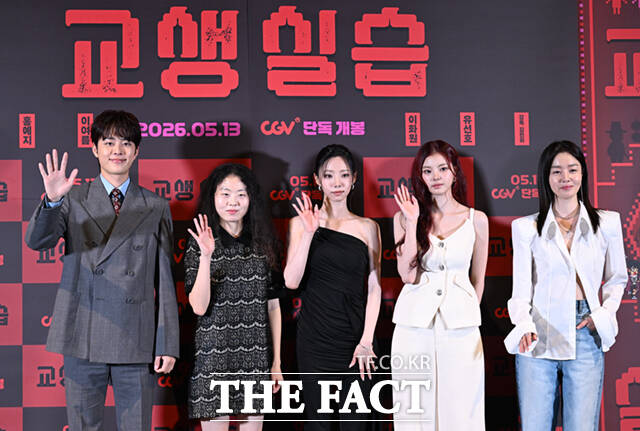 배우 이화원과 이여름, 홍예지, 한선화(왼쪽부터)가 28일 오후 서울 용산구 CGV 용산 아이파크몰에서 열린 영화 '교생실습' 언론시사회 및 기자간담회에 참석해 포즈를 취하고 있다. /이새롬 기자