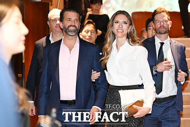 도널드 트럼프 미국 대통령의 장남인 트럼프 주니어(왼쪽)와 트럼프 주니어의 연인 베니타 앤더슨이 29일 오후 서울 송파구 롯데콘서트홀에서 열린 정용진 신세계그룹 회장의 배우자 한지희 씨의 데뷔 앨범 발매 기념 공연에 참석해 인터미션 시간에 공연장을 빠져 나오고 있다. /서예원 기자