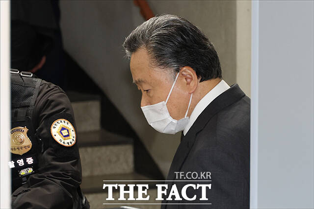 허영인 상미당홀딩스(옛 SPC 그룹) 회장이 29일 오전 서울 서초구 서울중앙지방법원에서 열린 '노동조합 및 노동관계조정법 위반 등 혐의' 공판에 출석하고 있다. /박헌우 기자